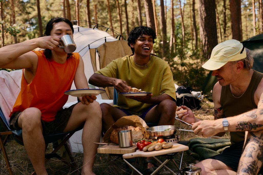 A group of people eating outdoors after a Nutrition consultation