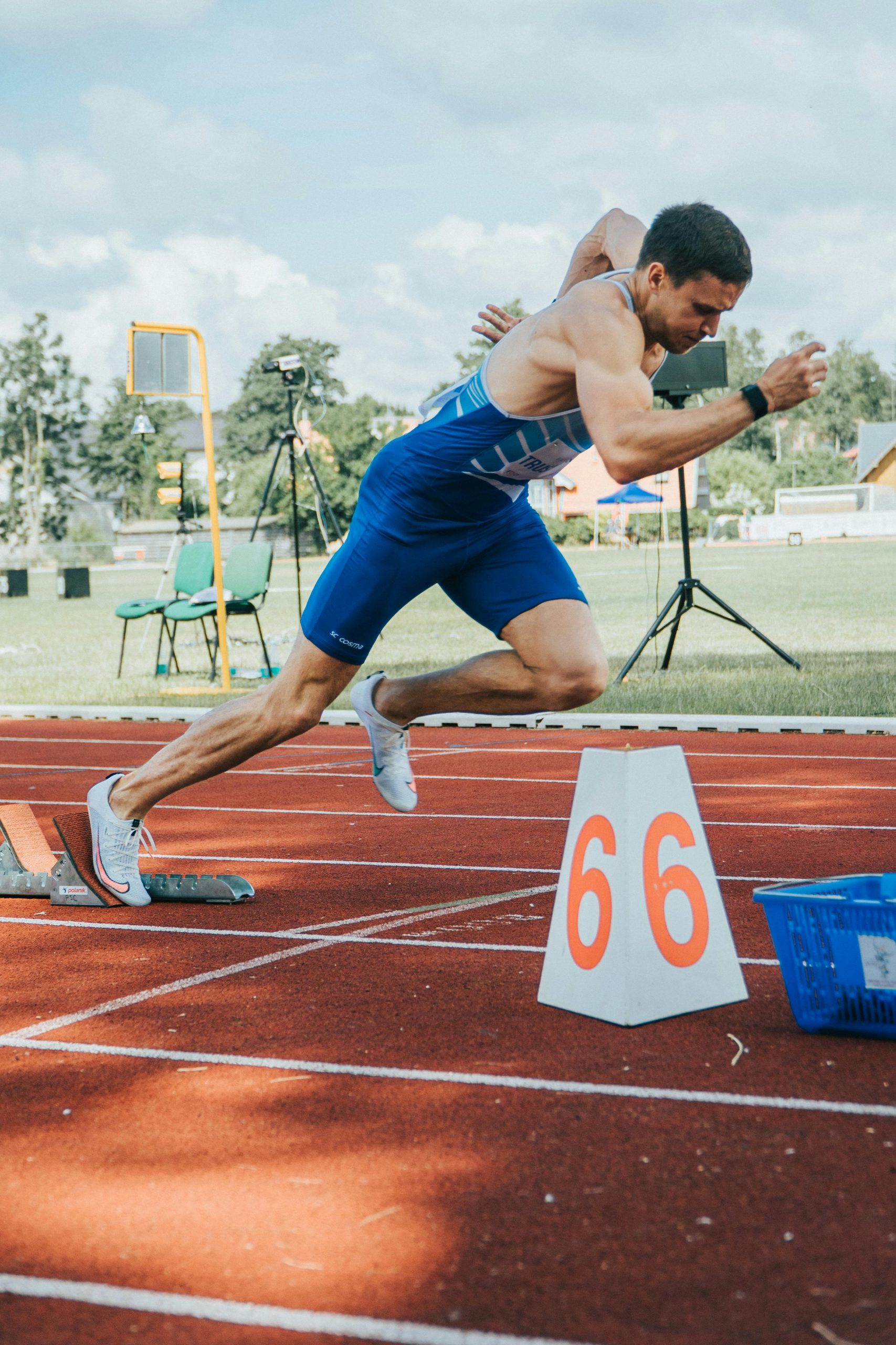 Athlete sprinting with performance improvements with adequate carbohydrate and calorie intake